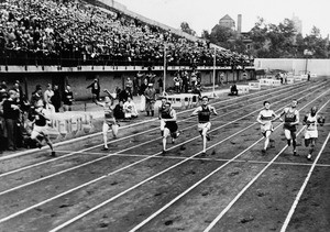 Frank Wykoff of USC setting a 9.4 world record in the 100-yard dash, Stagg Field, Chicago, ca. 1930