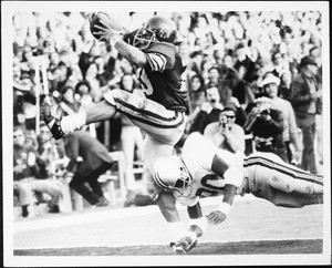 USC tailback Anthony Davis catching a ball during a game, 1973