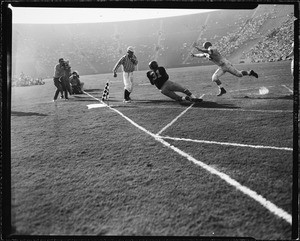 USC player diving to catch the ball in the game against Oregon State, 1951