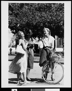 Three female USC students having a chat, 1980