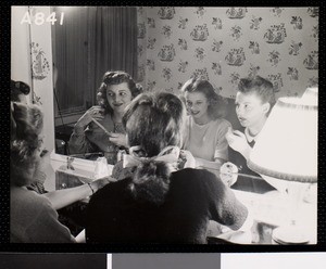 USC Delta Gamma sorority women primping, 1947