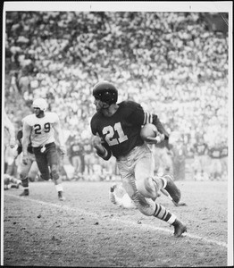 USC player Al Carmichael running with the football, 1952