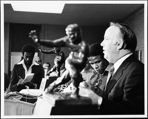 Charles White and John Robinson during Heisman Trophy press conference, 1979