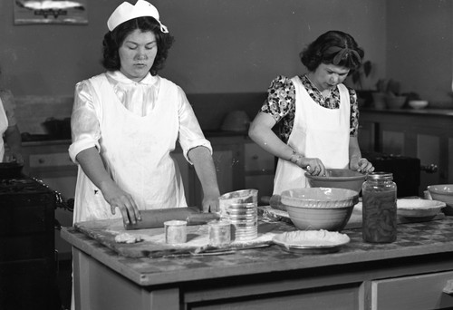 Home economics making pies