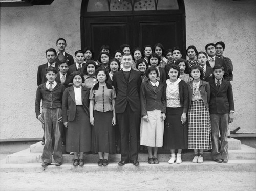 Group portrait of students and faculty