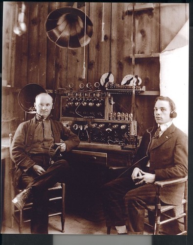 Vacuum Tube Radio LH Ph, 1221 ©Roy Bardin