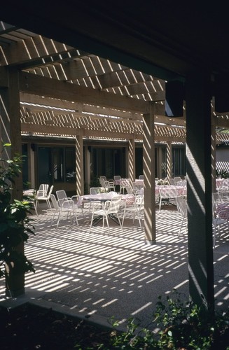 Ida and Cecil Green Faculty Club: interior: courtyard