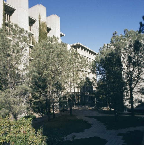 John Muir College: Electrophysics Research Building: exterior: general view of courtyard