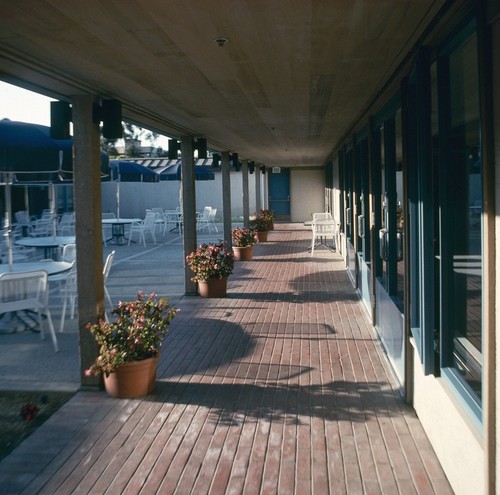 Ida and Cecil Green Faculty Club: interior: courtyard, view down portico