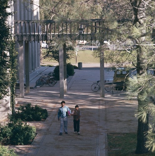 John Muir College: Electrophysics Research Building: exterior: sidewalk and skybridge in courtyard