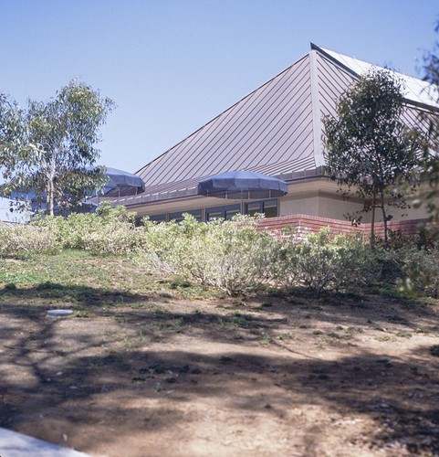 Ida and Cecil Green Faculty Club: exterior: partial view of roof and south patio