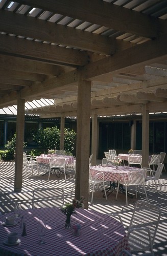 Ida and Cecil Green Faculty Club: interior: courtyard