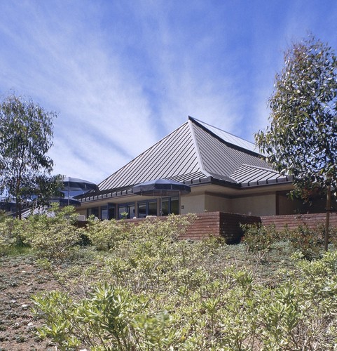 Ida and Cecil Green Faculty Club: exterior: partial view of roof and south patio