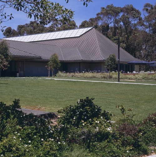 Ida and Cecil Green Faculty Club: exterior: partial view from south west