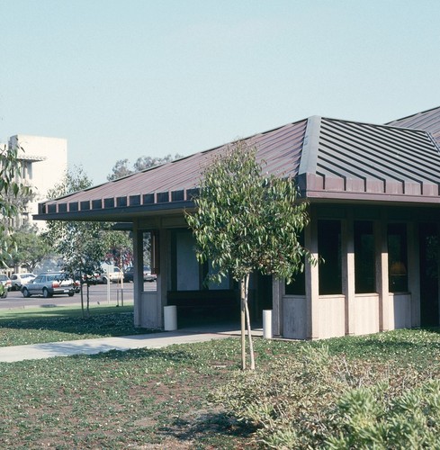 Ida and Cecil Green Faculty Club: exterior: detail of south entrance