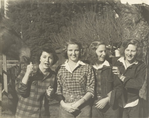 Sally Coen, Virginia Horner, Helen Graham, Sybil Wells with horse