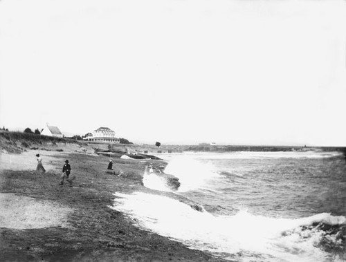 Beach and cliffs near 17th Avenue, with the Santa Maria del Mar Hotel (Villa Maria del Mar)