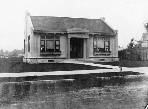 Exterior of the Garfield Park Branch Library