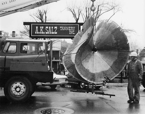 Installation of the Salz fountain sculpture