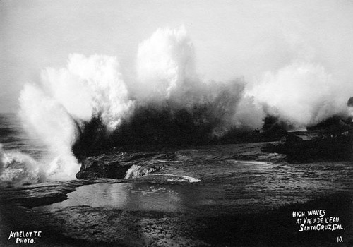 Ocean waves at Vue de l'eau