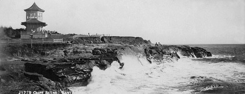 Cliffs and waves at Vue de l'eau