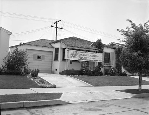 Signs on homes along 98th Street right of way