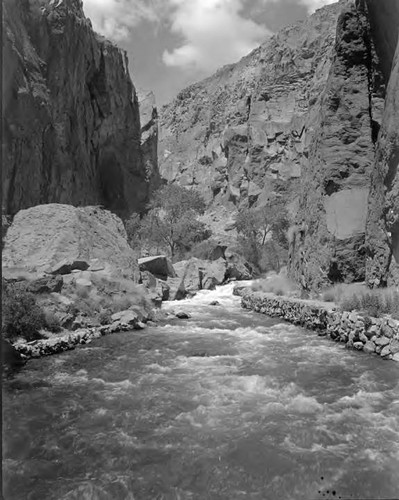 General view of the Owens Gorge from the river