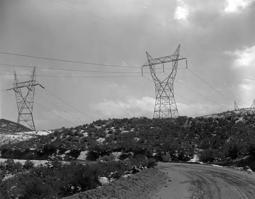 Boulder tower line crossing the desert