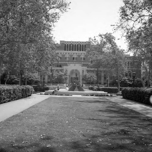 Doheny Library at USC campus