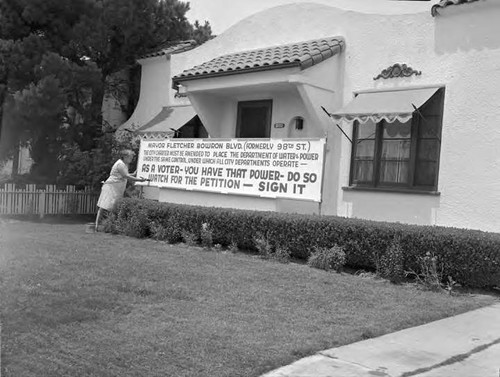 Signs on homes along 98th Street right of way