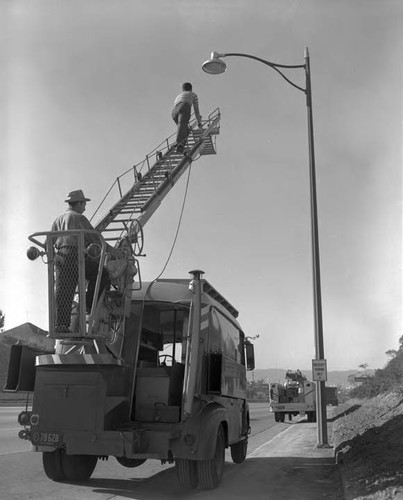 Street lighting maintenance unit on Hollywood Freeway