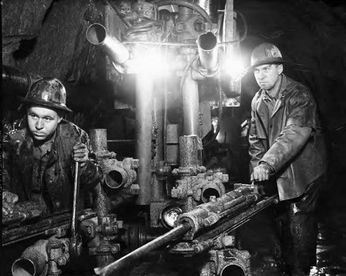 Equipment used to drill into the face of the tunnel