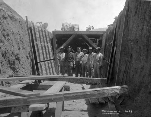 Labor crew setting forms for walls of the aqueduct