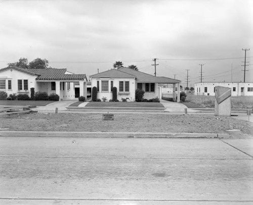 Signs on homes along 98th Street right of way