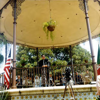 Bishop Ward speaking in Kiosko