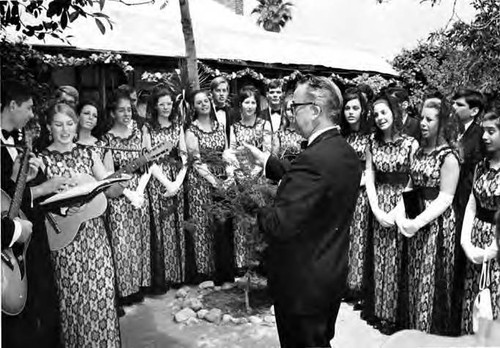 Los Amigos: Singing group in Avila patio