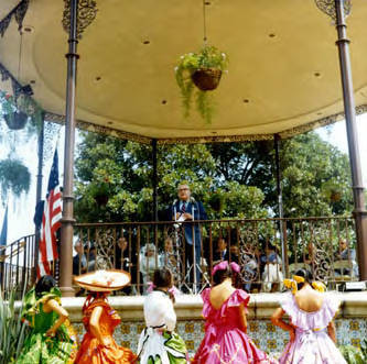 Girls watching speaker in Kiosko