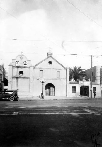 Facade of the Plaza Church with car and boy in front