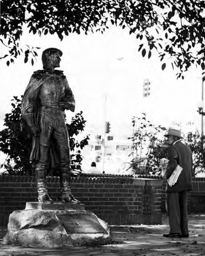 Statue of Phillipe de Neve near the kiosko