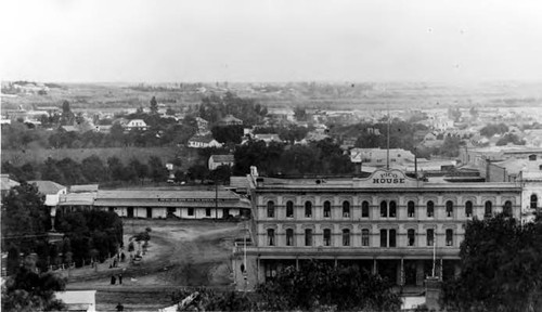 Pico Hoise, Plaza, Coronel Adobe