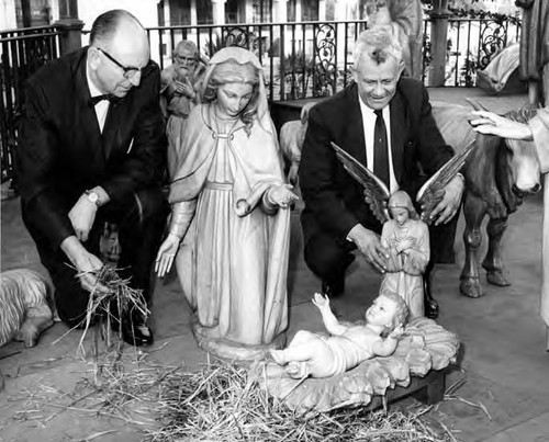 Willis Fisher (left: Member Executive Board El Pueblo de Los Angeles) and Mario Valadez (right: Managing Director, El Pueblo de Los Angeles) kneeling by Virgin and child