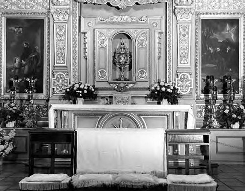 Plaza Church altar set for wedding