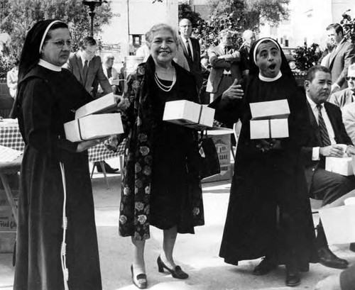 Consuelo Bonzo with two nuns in the Plaza
