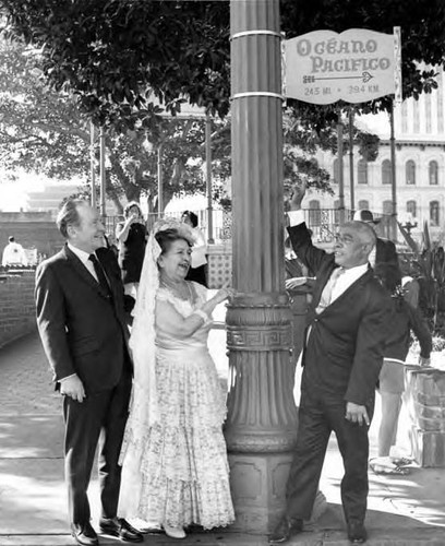 Sam Yorty, Consuelo de Bonzo, and Councilman Lindsay by Pacific Ocean sign at the Sunset Boulevard closing