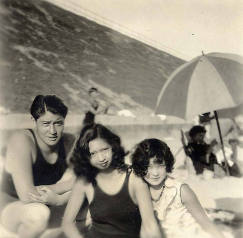 At a picnic in Long Beach, Jake Siu, Dorothy Siu and Birdie Ching are sitting on the beach