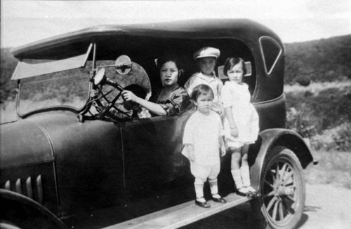 Mrs. Soy Wan Tong Lung with children, Dorothy, May and Joe