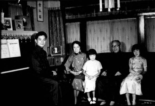 Y.H. Chung family picture, 8 members