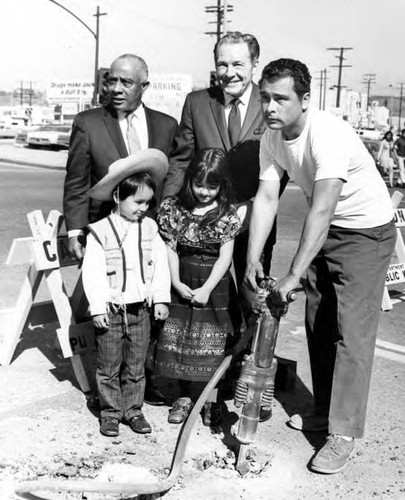 Lindsay, Sam Yorty, a worker, and children at Sunset Boulevard closing