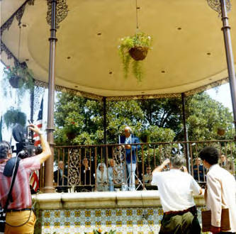 Gilbert Lindsay speaking in Kiosko