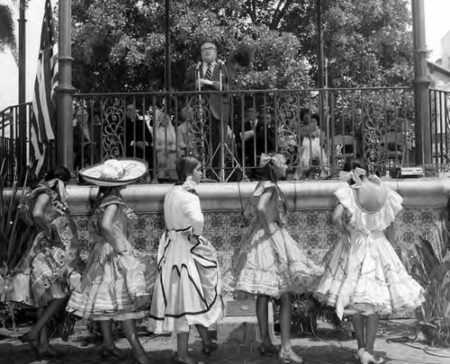 Girls watching speaker in Kiosko